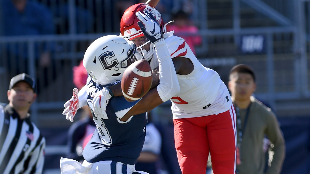 Coach's son leads Houston to 24-17 win over UConn